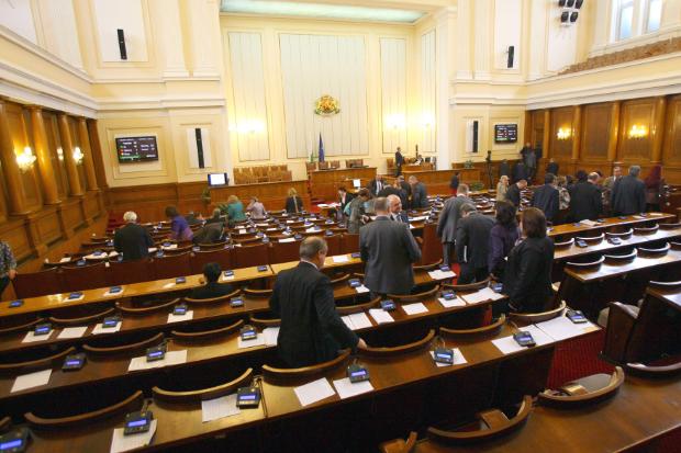 Депутатите забраняват сключването на гражданска в нета