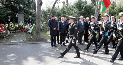 Варна почете героите на Априлското въстание пред паметника на Георги Бенковски в Морската градина (снимки)