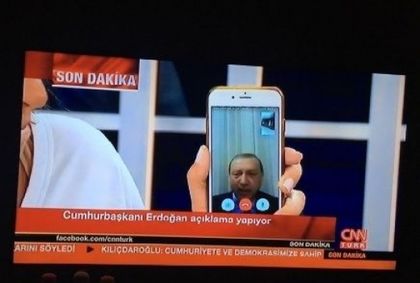 В Турция обявиха военно положение, Ердоган се появи, призова по скайп за гражданка война!