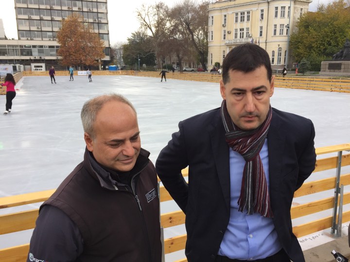 Ледената пързалка в Пловдив ви очаква! (СНИМКИ)