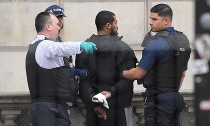 Британската полиция простреля жена при антитерористична акция