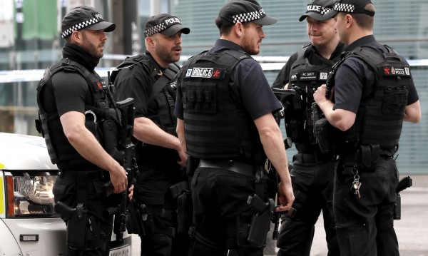 Въоръжени полицаи ще патрулират английските влакове