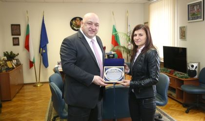 Министър Кралев награди световната вицешампионка по бокс Стойка Петрова
