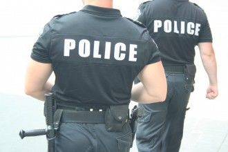 Мъж преби съпругата си, извади пистолет и нож пред малко дете