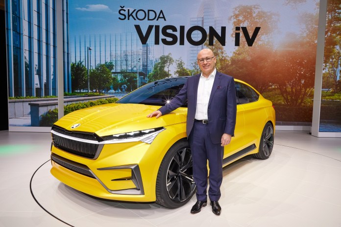 Електромобилът Skoda Vision iV осигурява 500 км пробег