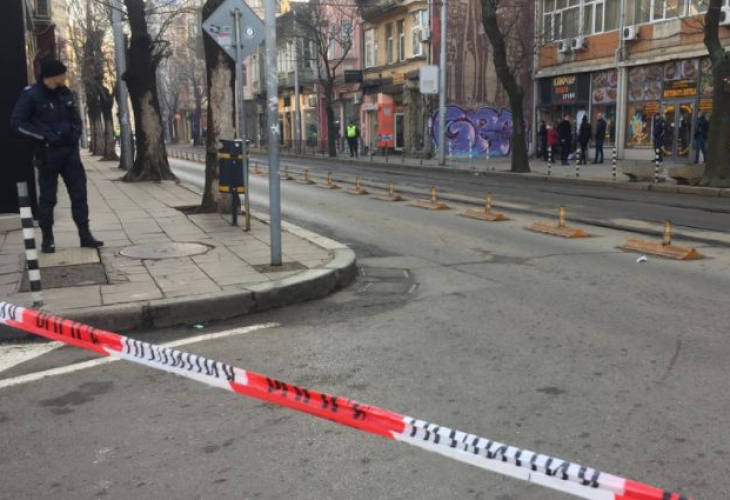 Първи СНИМКИ и ВИДЕО от екшъна с въоръжен мъж на столичната улица 
