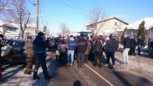 Враца скърби: Погребаха Тодор в затворен бял ковчег (снимки)
