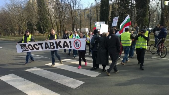 Бургас: Около 30 протестиращи организираха спонтанно преминаване през пешеходна пътека на ул. „Транспортна“