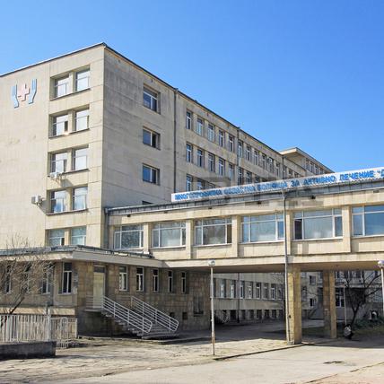 Мъж скочи от седмия етаж на болница в Търново