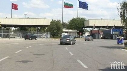 Задържаха турчин със 130 000 евро в кутии с бисквити