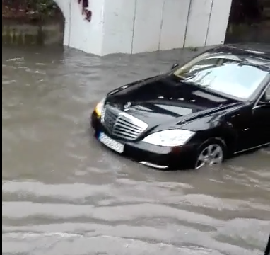 ВИДЕО: Пловдив под вода! Луксозен Мерцедес се