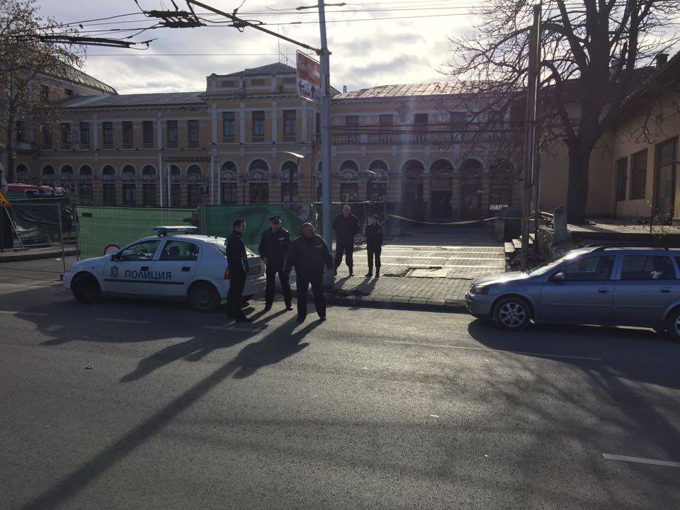 Ексклузивно! Отцепиха Гарата! Полицаи не допускат никого вътре! (снимки)