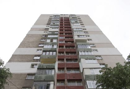 Горещи подробности за изплашения Ромео, който полетя от блок след секс с омъжената си любовница
