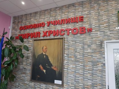 Потомци на Кирил Христов подариха негов пръстен на ОУ “Кирил Христов” (СНИМКИ)