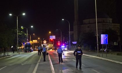 Взривно устройство бе хвърлено по сградата на парламента на Косово