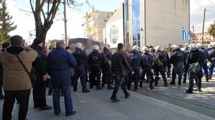 „Макфакс“ (Македония): Четирима полицаи и един протестиращ бяха ранени по време на протест в гръцкия град Птолемаида
