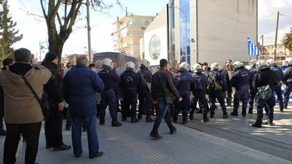 „Макфакс“ (Македония): Четирима полицаи и един протестиращ бяха ранени по време на протест в гръцкия град Птолемаида