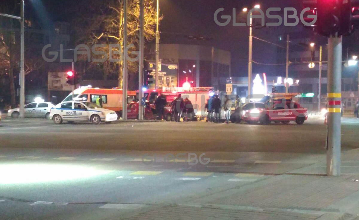 СНИМКИ: Зверска катастрофа в Пловдив! Режат кола, за да стигнат до пострадал! Трима са в болница (ОБНОВЕНА)