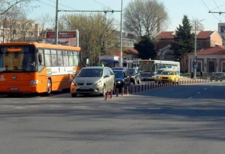 Ужас в Пловдив! Автобус повлече пътник, едва не го осакати