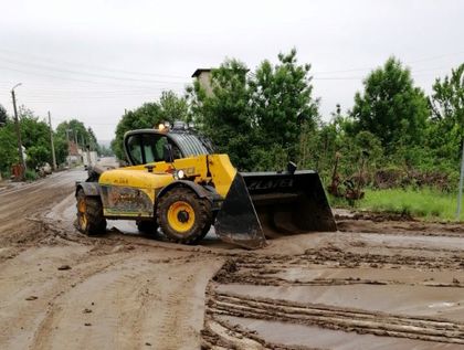 АПИ разчиства калните маси на третокласната пътна мрежа, след проливните дъждове в област Велико Търново