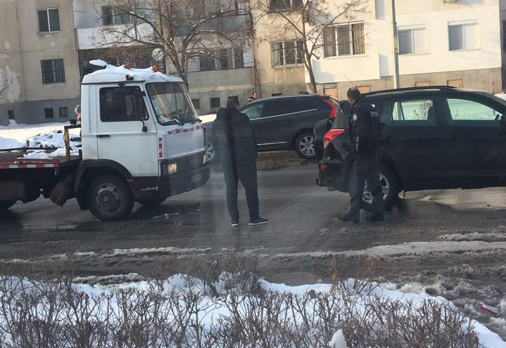 Пътна помощ блъсна джип в Пловдив, шофьорът заряза камиона и избяга, полицията го дири из цяла Тракия СНИМКИ