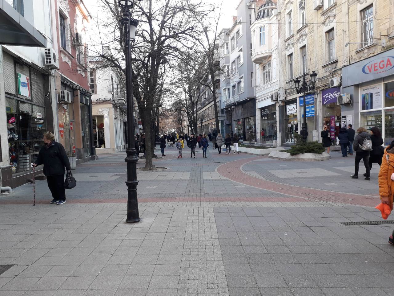 Жени влезнаха да пазаруват в магазини на Главната - чантите им останаха празни след кражби