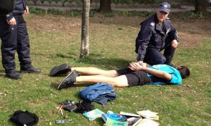 Млад пловдивчанин хвърли пакет с "трева" на земята в Центъра, но закъсня! Полицаи го закопчаха с авера му