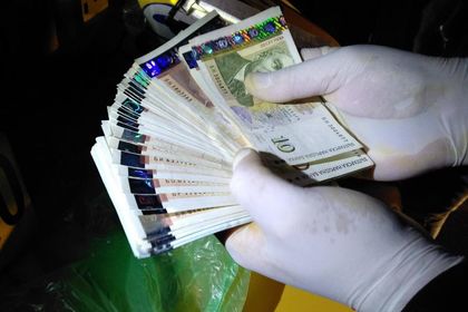 Задържаха куриер в телефонни измами за над 20 000 лева