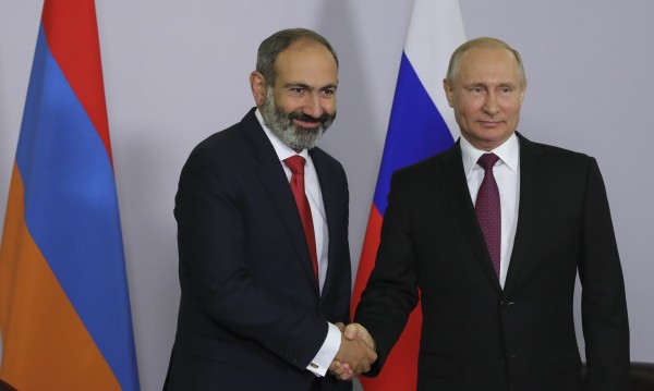 Посланията на Пашинян към Путин – оръжия и пари