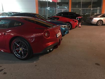 СНИМКИ: Ferarri, BMW, Audi, Mercedes, Porsche... Автопарк за няколко милиона лева пред новооткрит бар в Пловдив