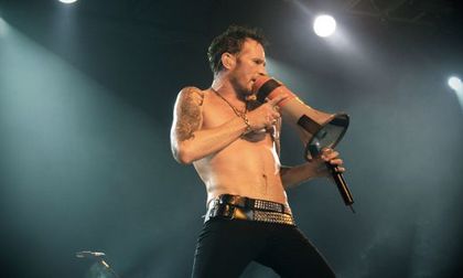 Намериха мъртъв бившия солист на Stone Temple Pilots