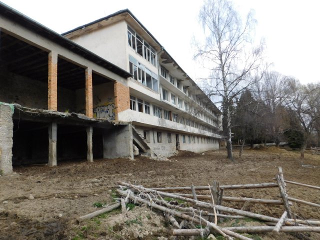 Чобанин превърна санаториум в овчарник СНИМКИ