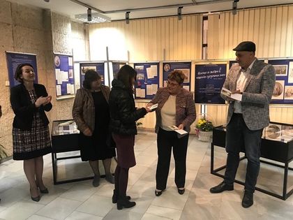 Варна: Народният представител от ГЕРБ Емилия Милкова представи в града изложба, посветена на 140 г. от приемането на Търновската конституция