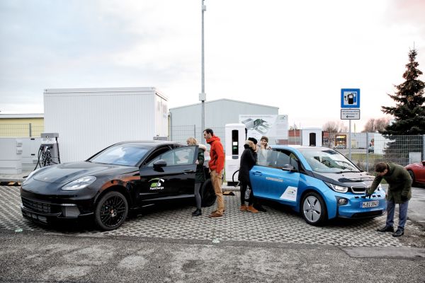 Ново устройство зарежда електромобилите за 3 минути С разработката на BMW и Porsche попълването на батерията е като сипване на бензин