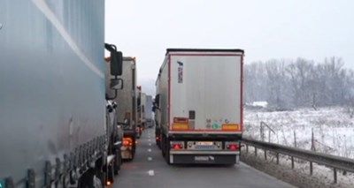 Тирове блокирани през нощта край Монтана заради снегопочистване