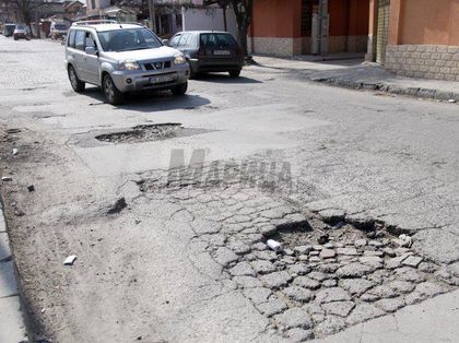 Рейсове се трошат от ями на ул. 