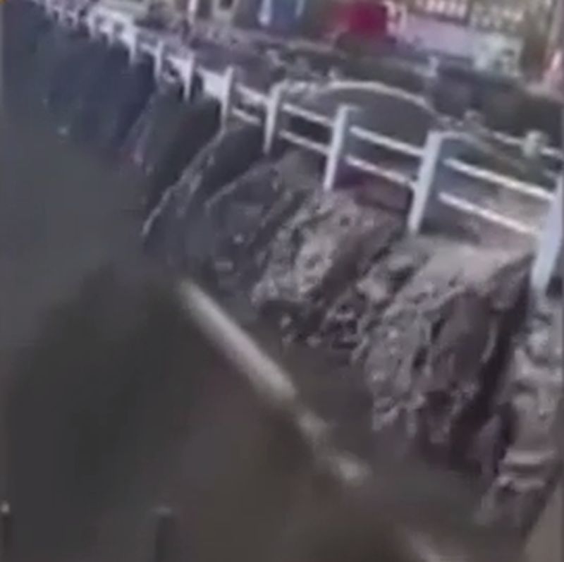 Страшно! Черна река заля китайски град! Хора и коли са отнесени на стотици метри ВИДЕО