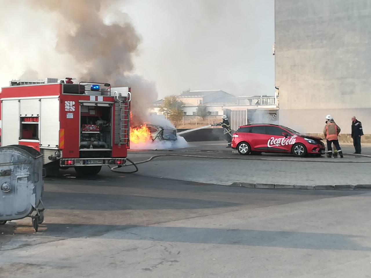 Две коли пламнаха като факли в Кършияка (СНИМКИ/ВИДЕО)