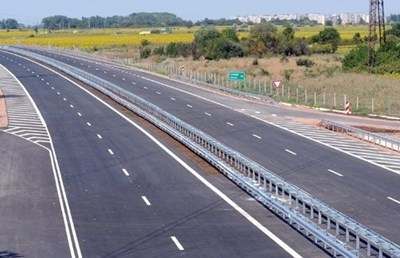 Катастрофа затруднява движението по АМ 