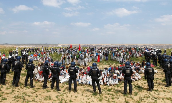 500 протестиращи нахлуха в германска мина