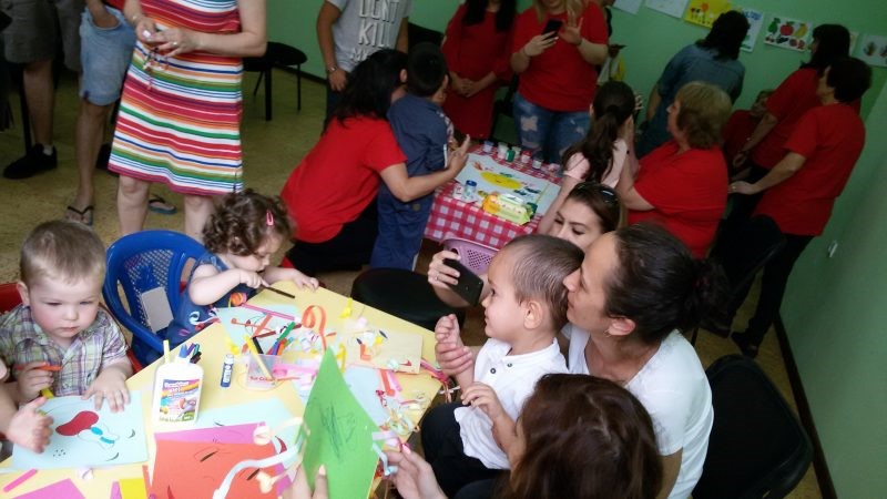 Шумен: Деца рисуваха, танцуваха и правиха хвърчила на Първоюнски празник в Центъра за ранно детско развитие в града