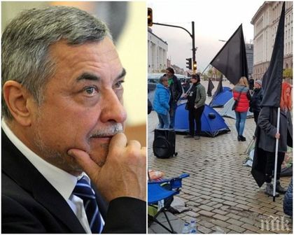 Валери Симеонов от години гледа сам тежко болната си майка-инвалид