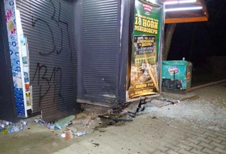 Таксиджия получи криза в движение и в 01:15 посред нощ направи голяма страхотия в Благоевград (СНИМКИ)