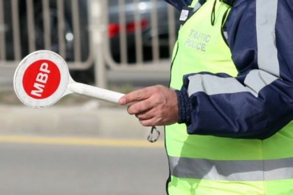 Шофьор се заплесна и мина през крака на катаджия