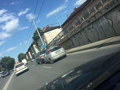 Форд се заби в БМВ до подлеза на автогара 
