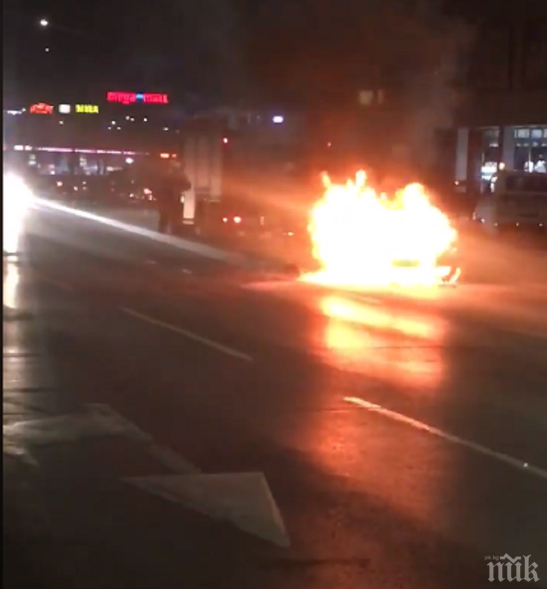 Кола пламна на оживен столичен булевард, на метри от бензиностанция (СНИМКИ)