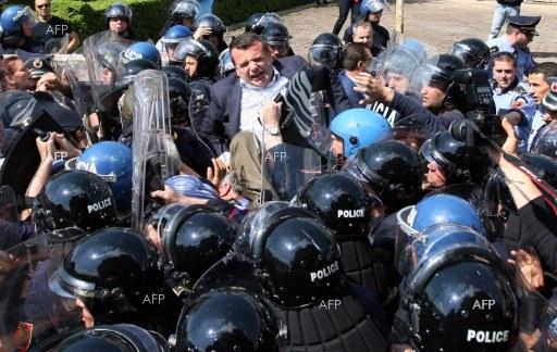 „Макфакс“ (Македония): Тирана осъмна под полицейска обсада
