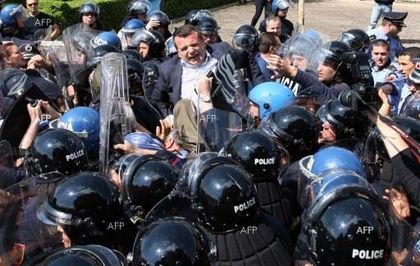 „Макфакс“ (Македония): Тирана осъмна под полицейска обсада