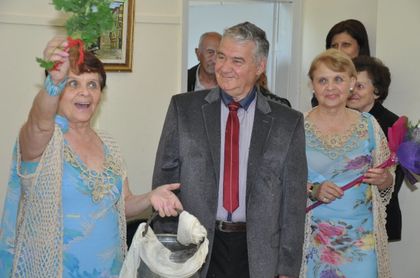Кметът Ралев откри изложба с пенсионерско изкуство