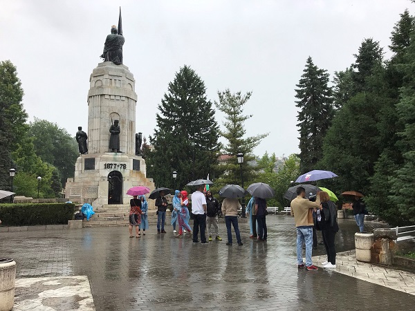 Велико Търново: Граждани се събраха на протест срещу Националната стратегия за детето на площад „Майка България”